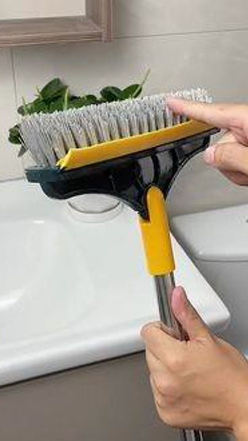一面刷地一面刮水,邊邊縫縫溝溝角角都能清潔得到,衛(wèi)生間的一定要入一個(gè)